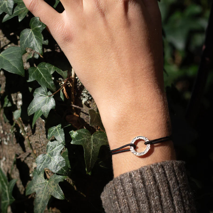 Bracelet cercle martelé plaqué or - Bleu marine