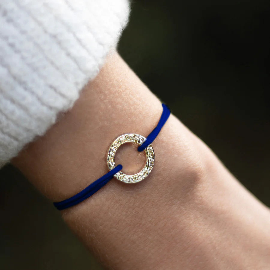 Bracelet cercle martelé plaqué or - Bleu roi